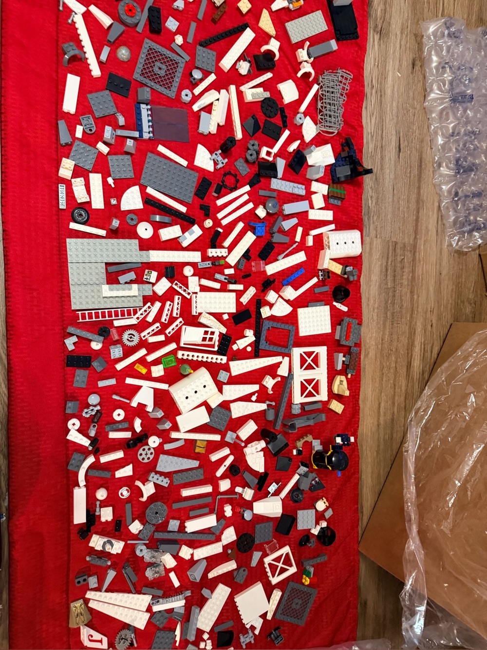 Legos mixed odd lot 2.9 lbs with Star Wars minifigures